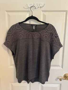 NWT Cable & Gauge short sleeved top size large.   Dark gray w/gray